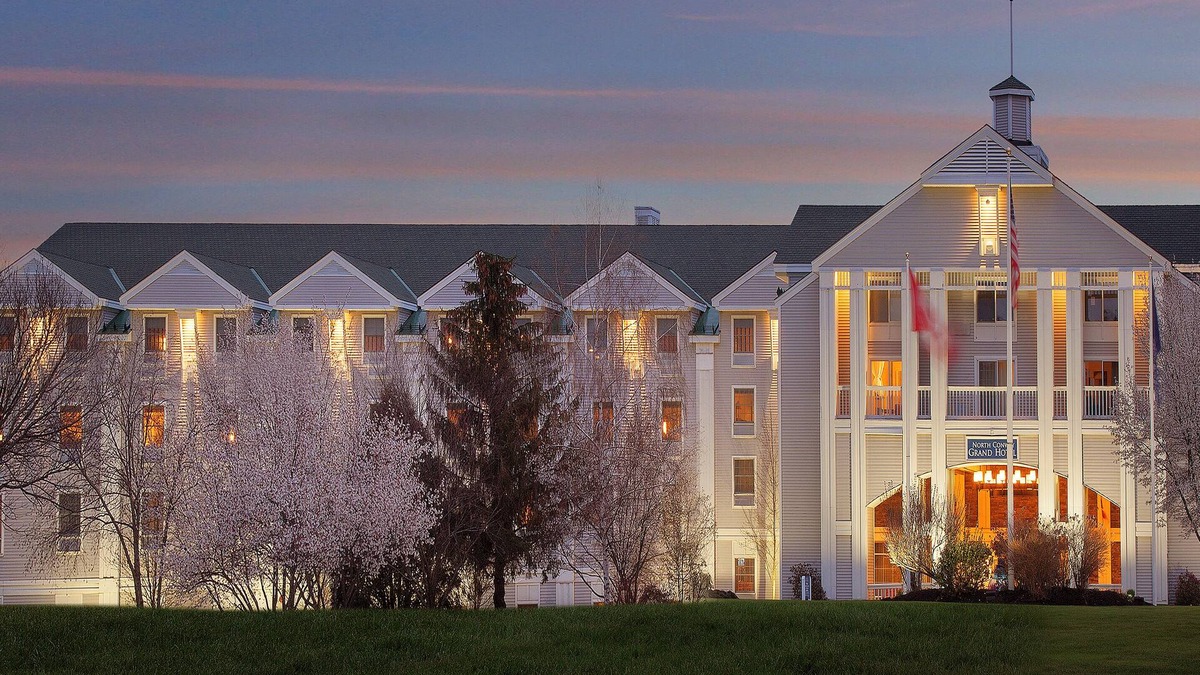 North Conway Hotel | North Conway Grand Hotel - Two Queens with Sleeper Sofa