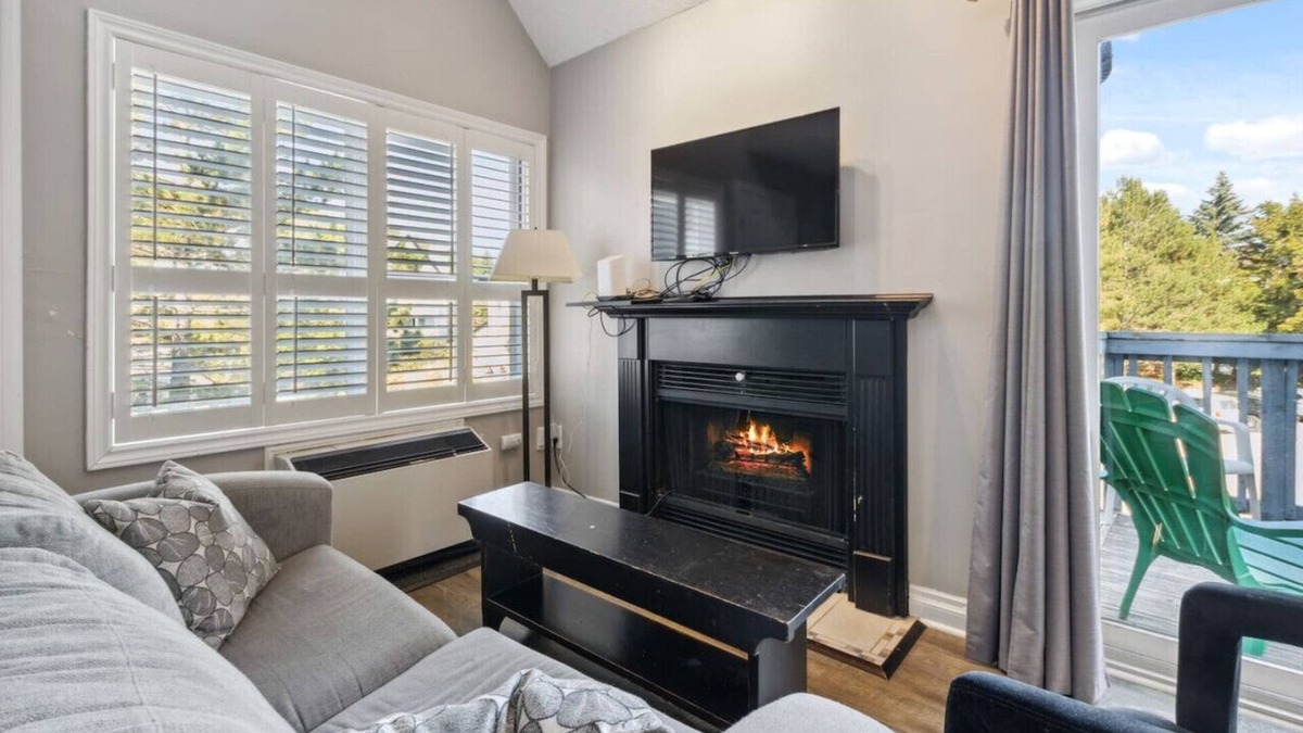 The Blue Mountains Apartment | North Creek Condo for 6 with Mountain Views - 211 North Creek