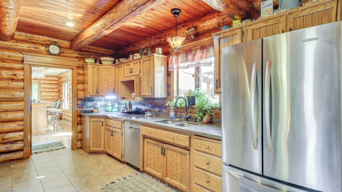 Casselton House | North Dakota Log Home w/Private Deck & Sauna!