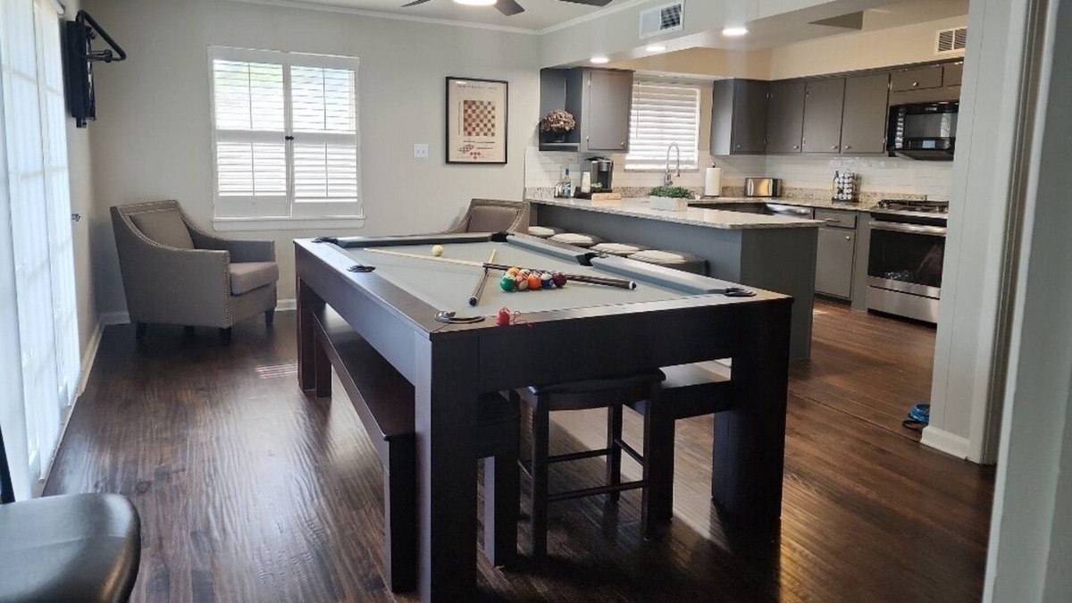 Farmers Branch House | North Dallas home, pool table, minutes to DFW and Love Field