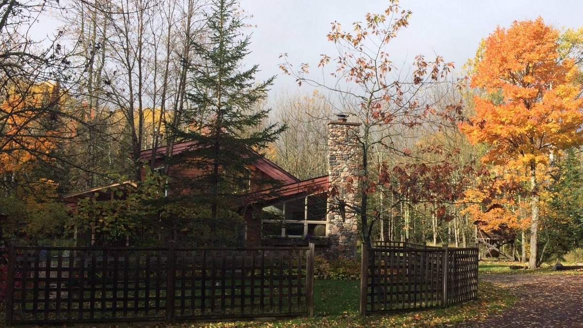 La Pointe House | North House - Custom-built Home tucked away in the Woods, near Russell Bay!