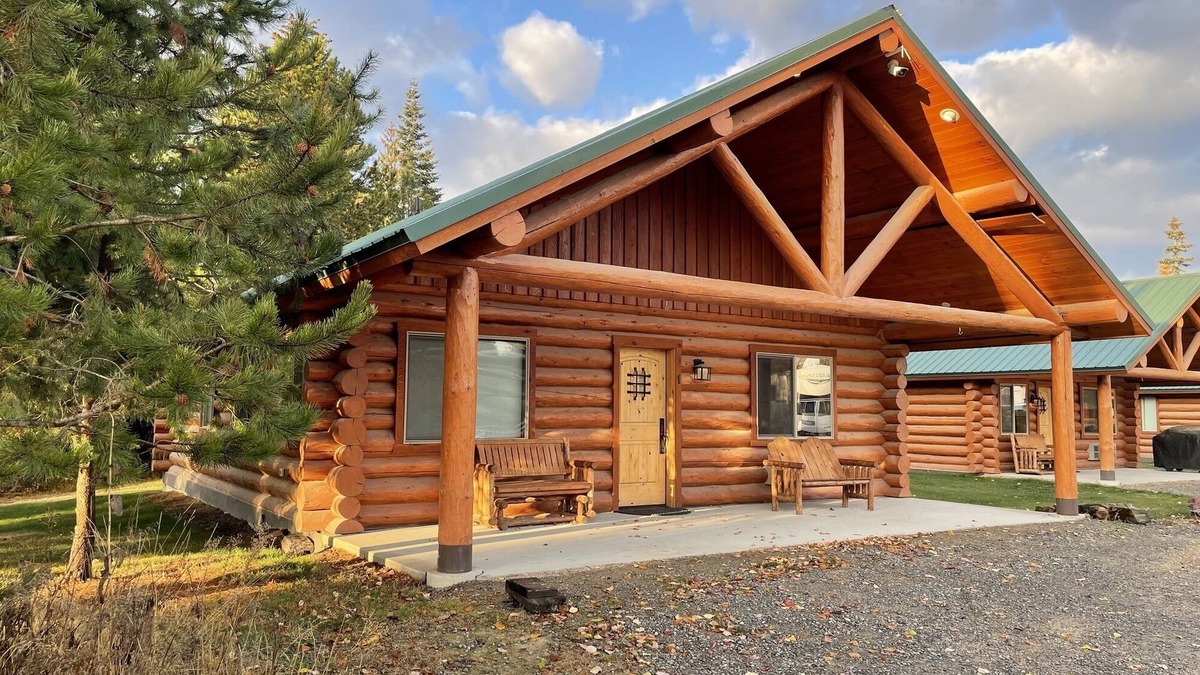 Bonners Ferry Cabin | North Idaho Log Cabin Retreat – 2BD/2BA with Full Kitchen + King Bed