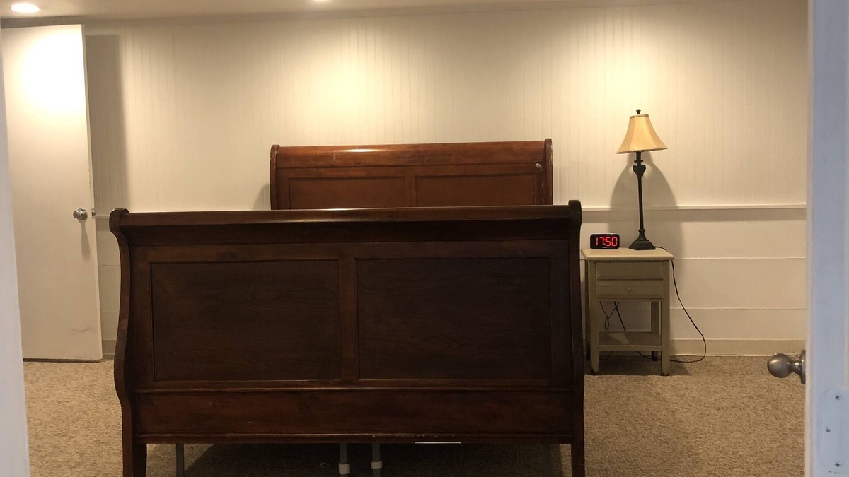 Marshfield Apartment | North Marshfield furnished rental with amazing sunsets . Pet friendly and cozy