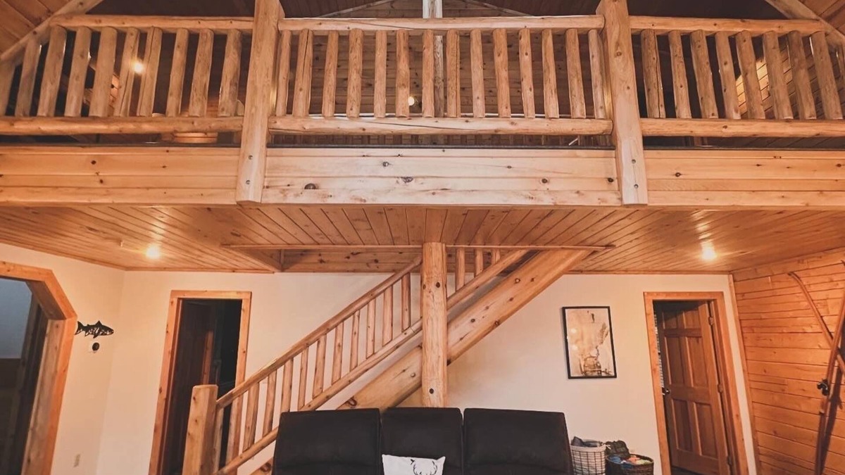 Williamsburg House | North Pines Lodge Private Hot Tub Private Sauna and hiking trails!