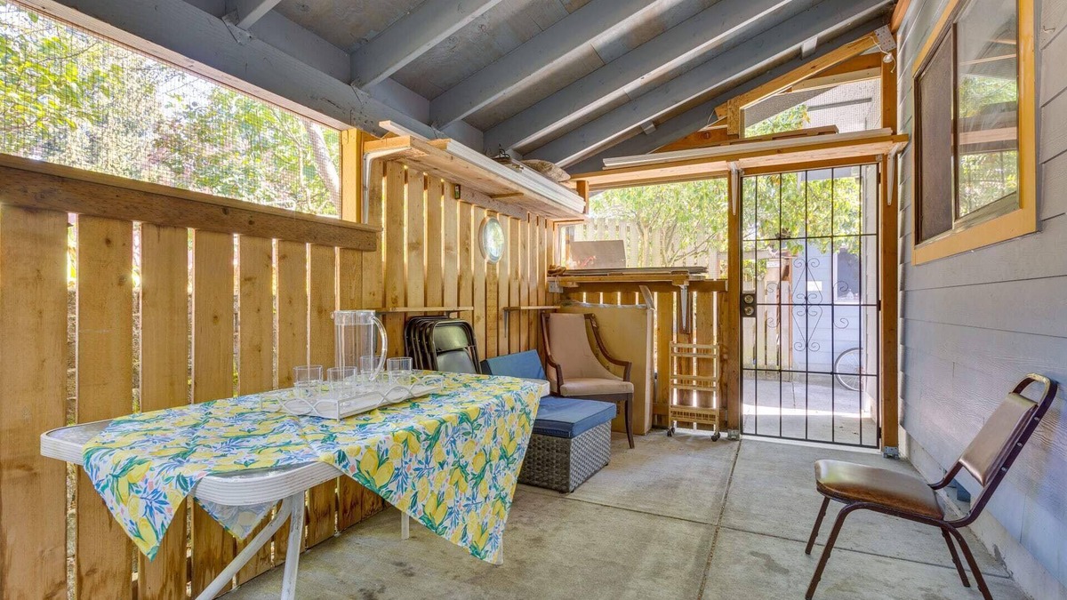 Pinehurst House | North Seattle home Cozy Yard in beautiful Seattle with AC, WiFi