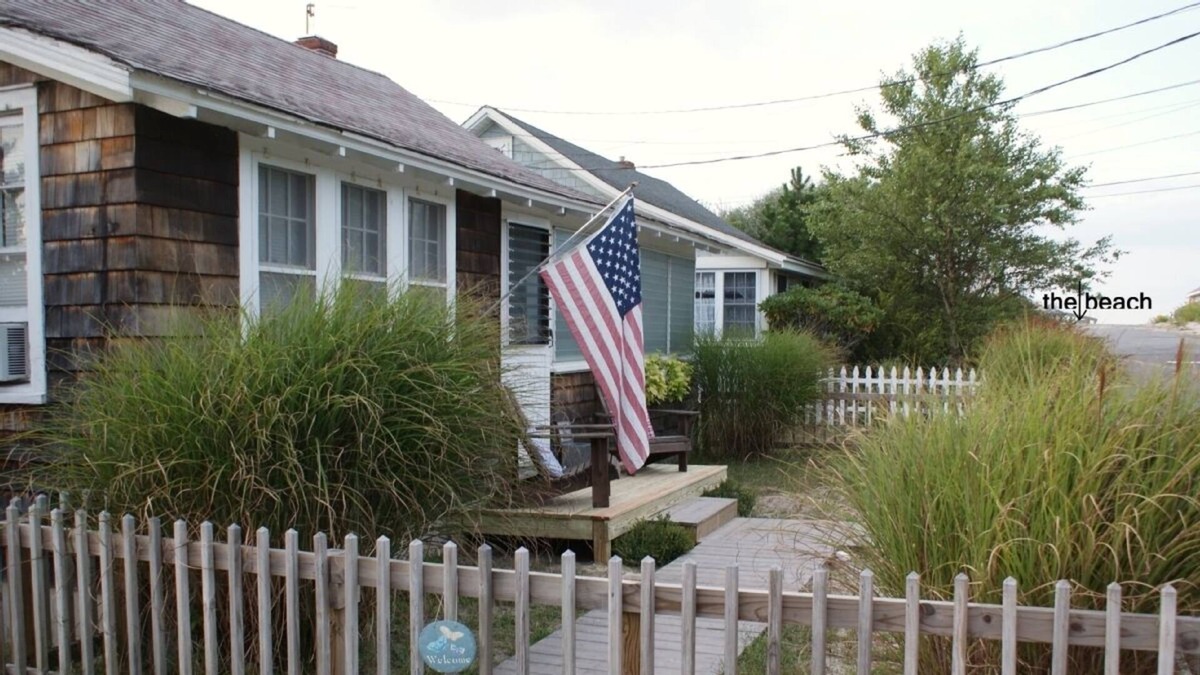Wading River Cottage | North shore beach cottage, charming, cute & clean. 100ft.to beach!