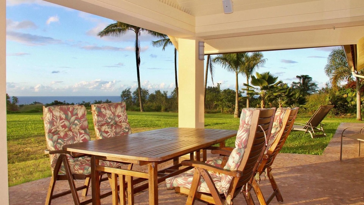 Pauwela House | North Shore Ocean View Cottage
