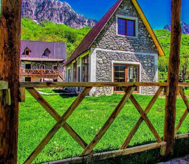 Shale Hotel | Northern Peaks Guesthouse