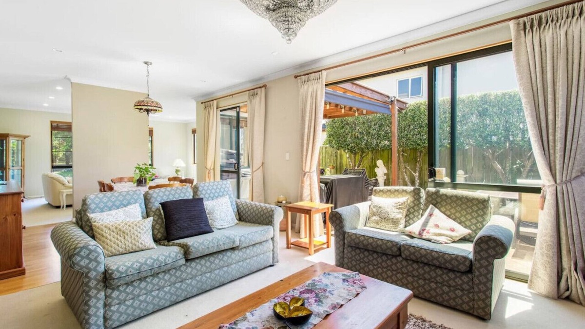 Auckland House | Northpark Getaway with patio area