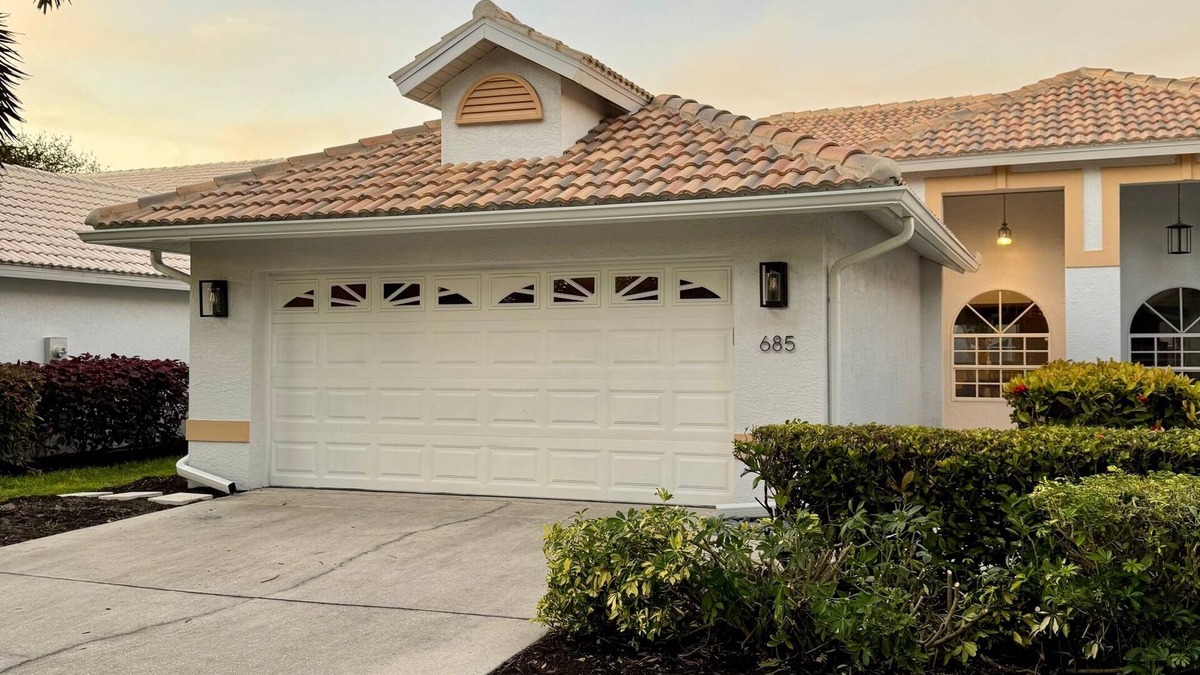 Vanderbilt Beach Villa | Northshore Lake Villa-West of Tamiami-Sidewalk to Wiggins Pass Beach- 3bds 2 bth