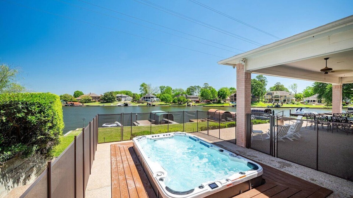 Walden on Lake Conroe House | Northshore · Spacious Lakefront: Perfect for 18+, Boat Rentals!
