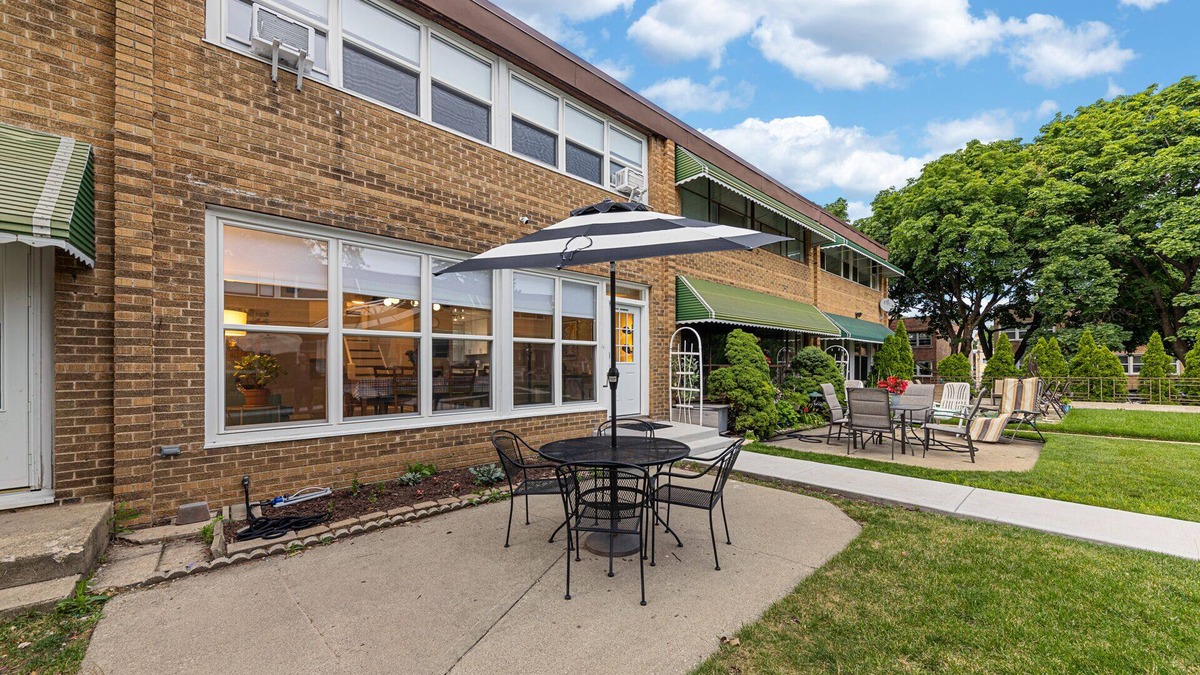 Budlong Woods House | Northside FAMLYNEST - Lincoln Sq - 4BR/1.5BA/2P - Rare find