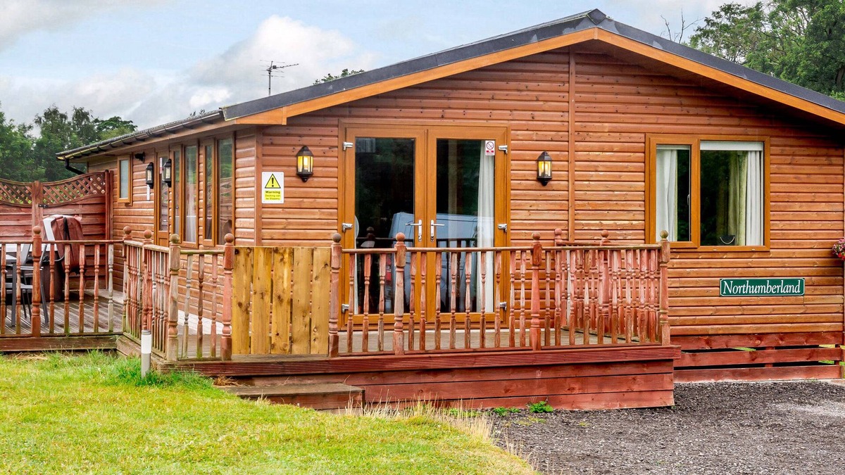 Kiplin Cabin | NORTHUMBERLAND LODGE, pet friendly, with hot tub in Kiplin