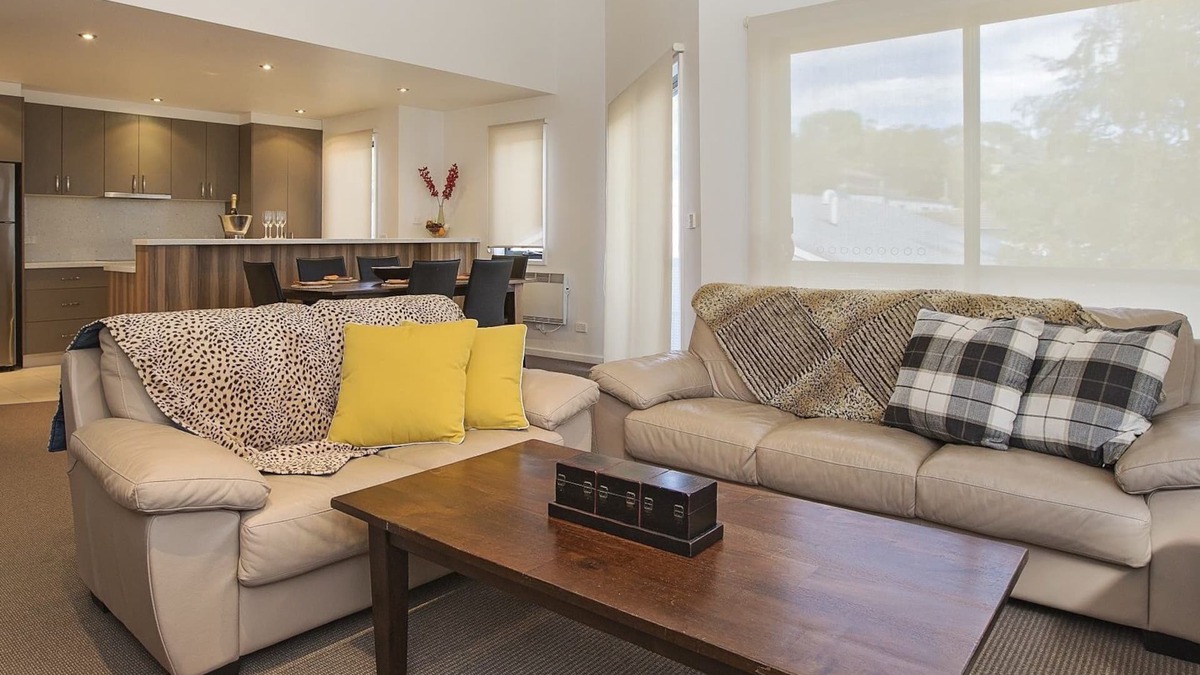 Jindabyne House | Northview 2 - Modern 2BR Townhouse l Lake View l Central Location l Spa Bath l WiFi