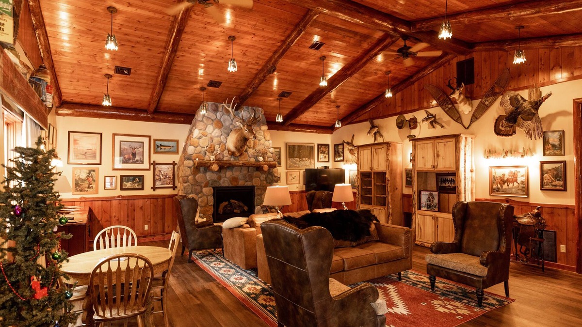 Hayward Cabin | Northwoods Rustic Lodge steps away from Round Lake in Richardson Bay & Pontoon