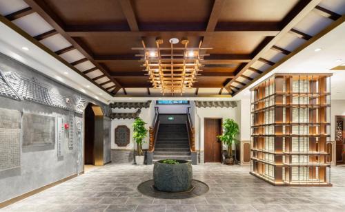 Chengdu City Centre Hotel | Nost algia S Hotel Chengdu KuanZhai Alley & Renmin Park 时光漫步S酒店 成都宽窄巷子人民公园地铁站店 Free fresh ground coffee,Free laundry service