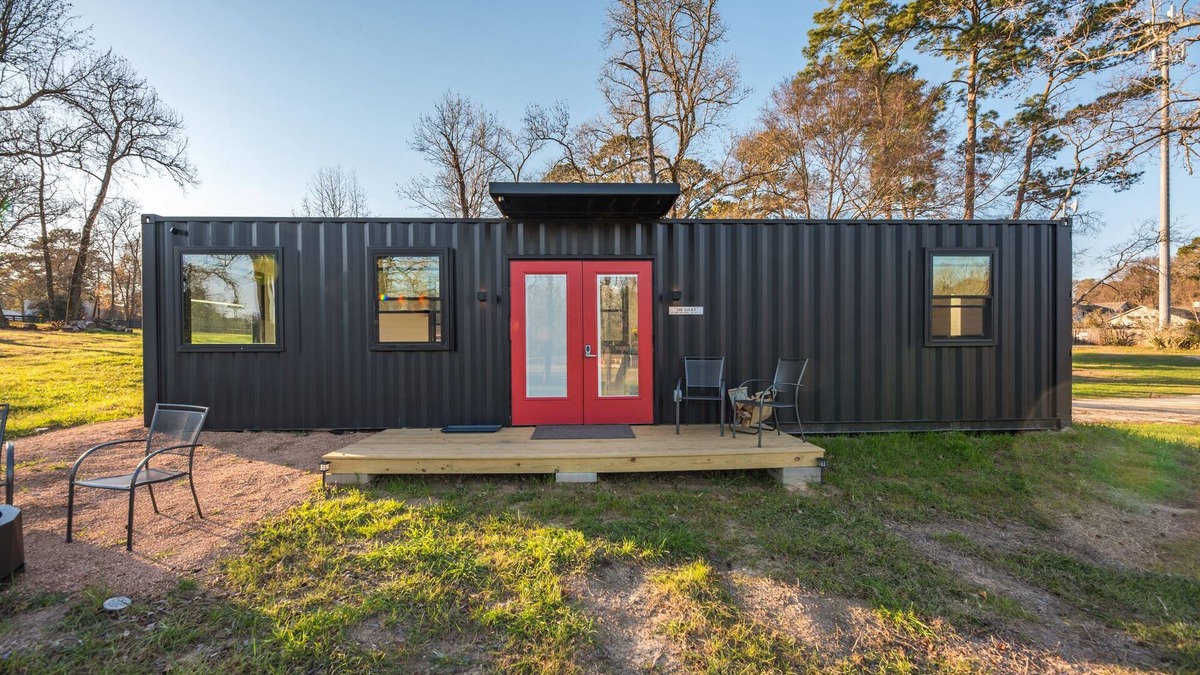 Willis House | Notorious P.I.G: 2 mins to Lake Conroe! Heated Pool, Fire Pit, Stocked Ponds