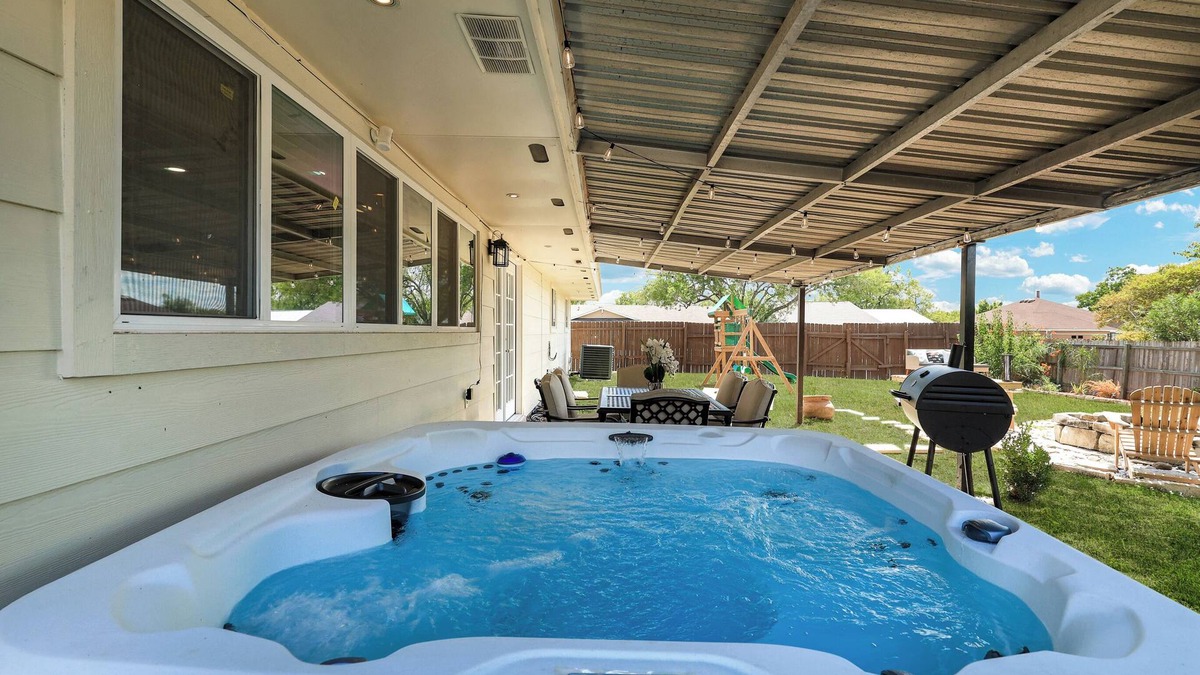 West San Antonio House | Nr Sea World Hot Tub | Yard BBQ Fire Pit Swing Set