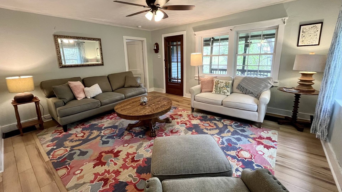 Fayetteville House | NRG, Peaceful cabin on 4 acres! 7 min to the bridge & 15 min to Hawks Nest Park
