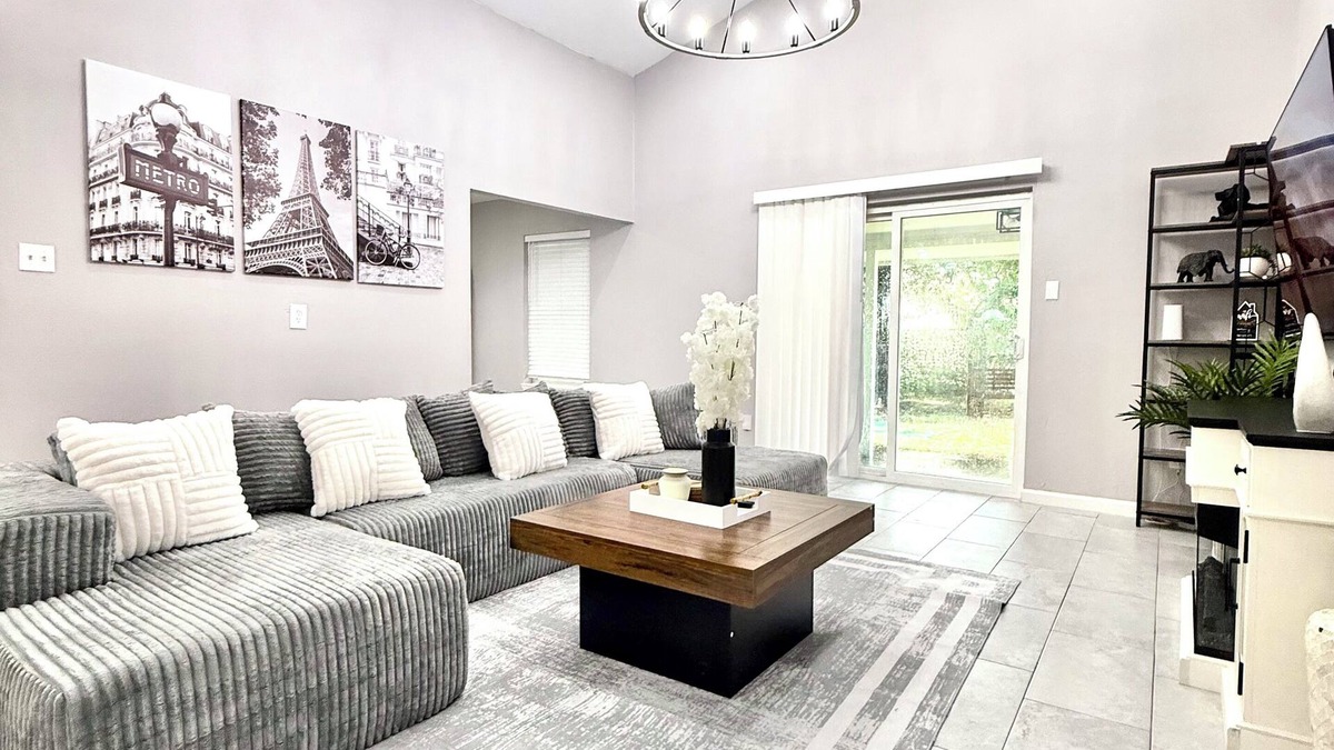 Southeast Houston House | NRG Stadium - Pool table, Patio, & Grill