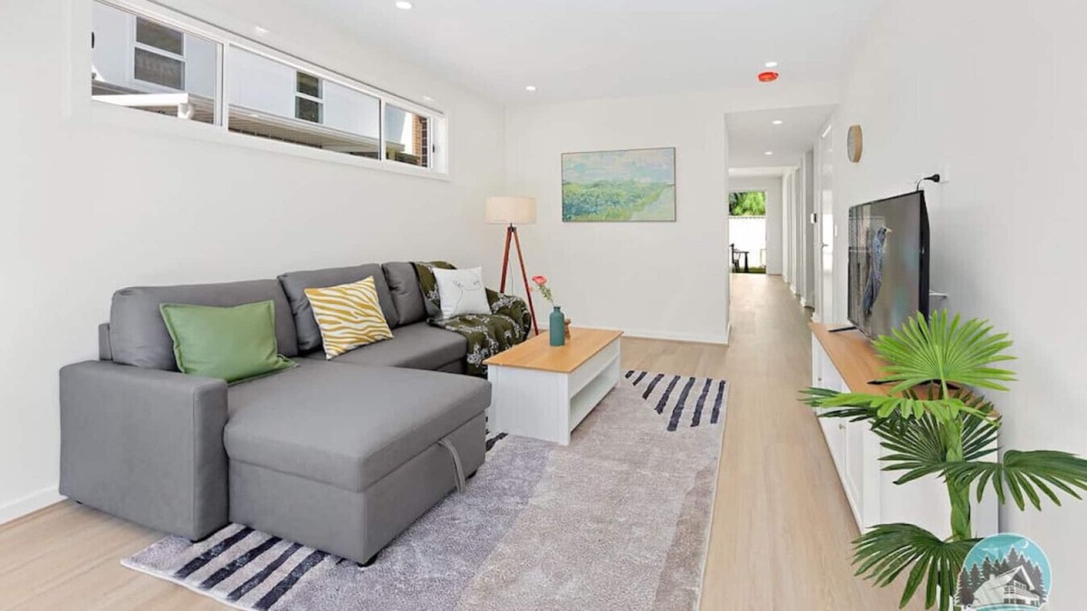 Schofields House | NSCH002-3 · Aircabin|Schofield|Lovly Comfy|4 Bed House Parking