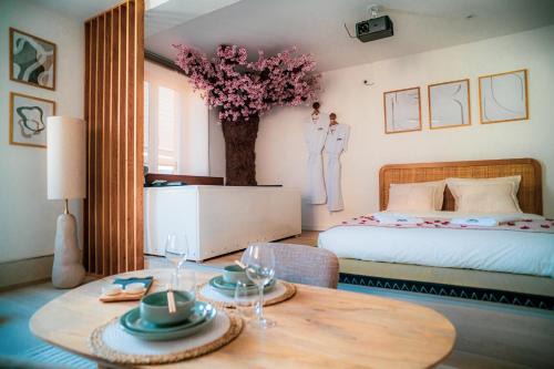 Guebwiller Apartment | Nuit romantique, Suite avec jacuzzi et cinéma privé au design Japandi