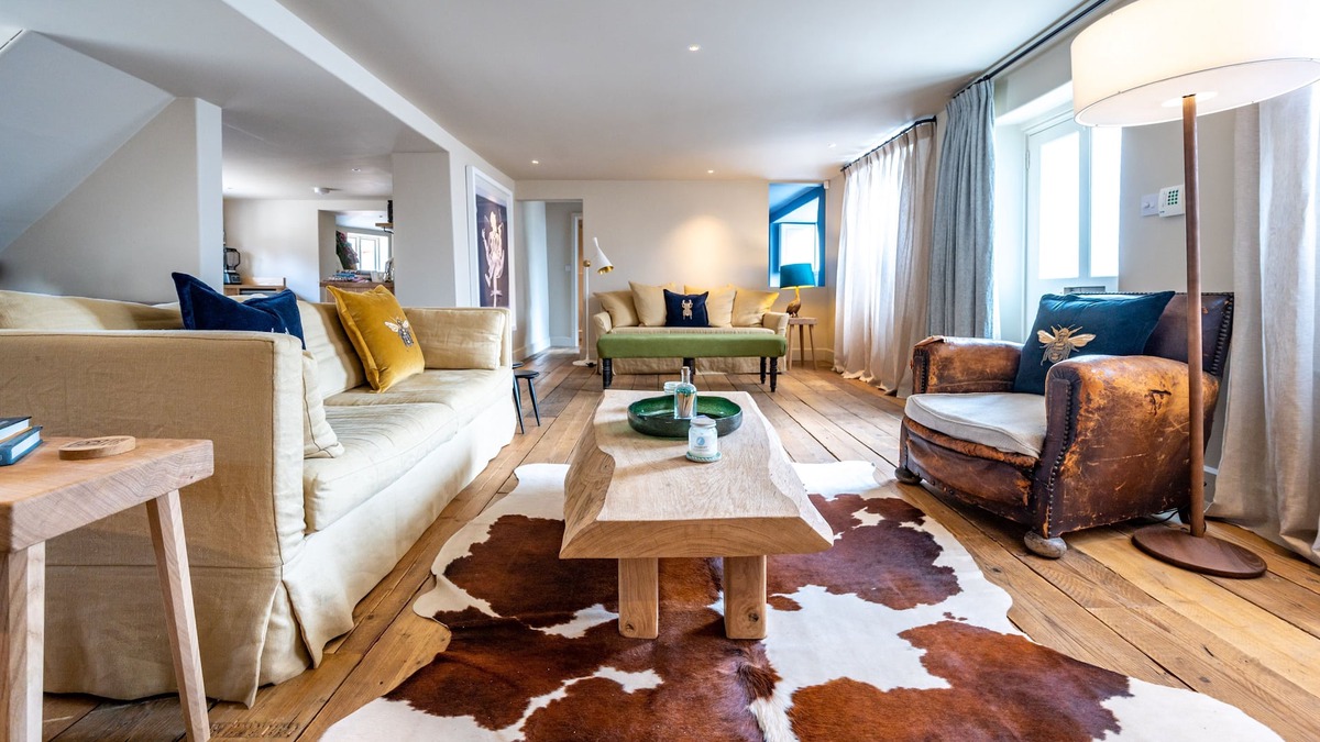Holt House | Number 27 - luxury cottage in the heart of Holt with parking & courtyard garden