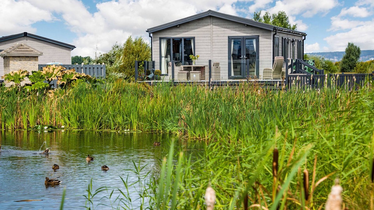 Brean Cottage | NUMBER 8 LAKES VIEW, family friendly, with a garden in Brean