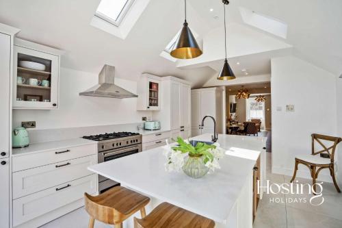 Henley House | Number Ten - Beautiful 3-Bedroom Luxury Home