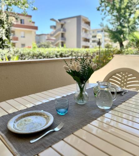 Lido Apartment | Nura's - Casa Flor Seaside