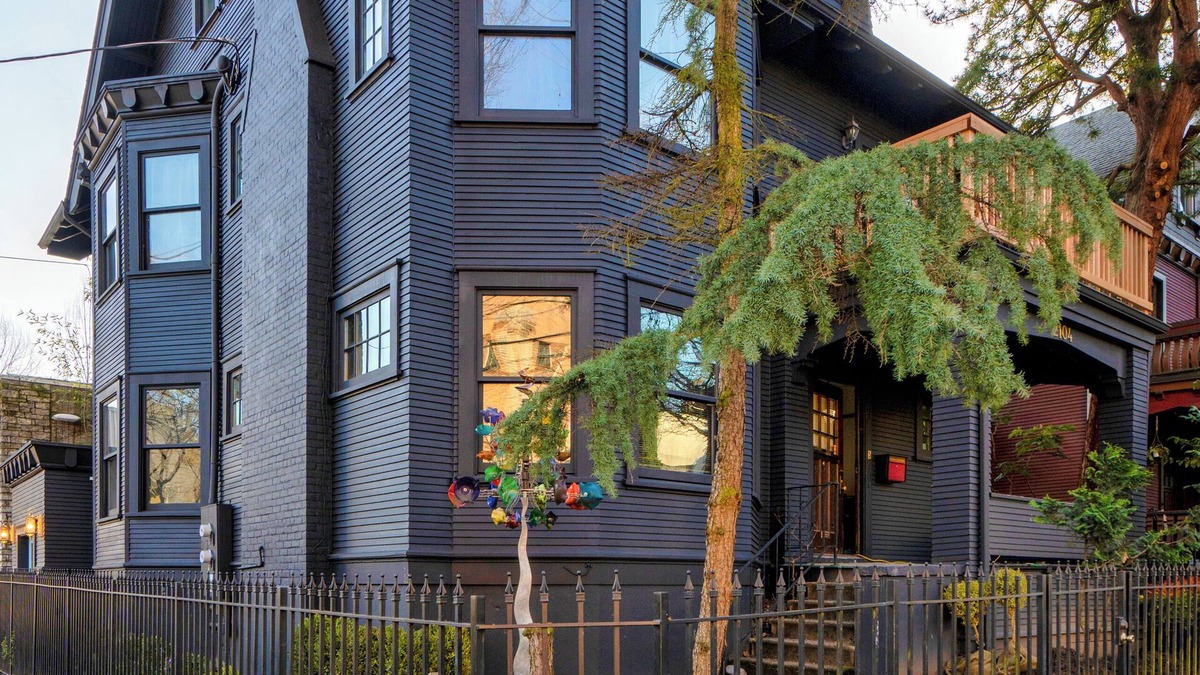 Alphabet Historic District House | NW Portland 8BR Perfect for Large Groups