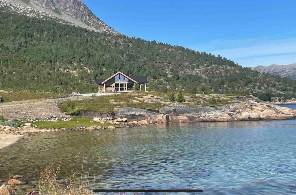 Lødingen Villa | Ny hytte med sjøen. Fantastisk utsikt. Lofoten