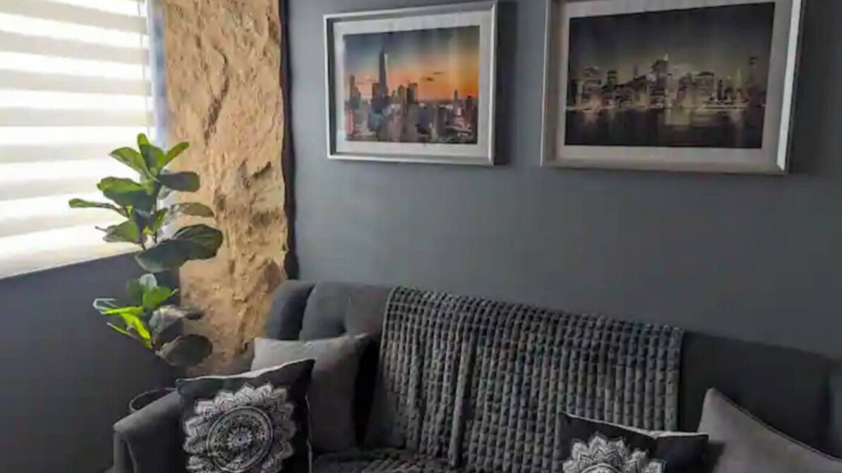 Bonifacio Global City Condo | NYC Vibes! 1-BR Condo in BGC with Pool, AC, Hi-Speed WiFi, Netflix! Sleeps 2-3