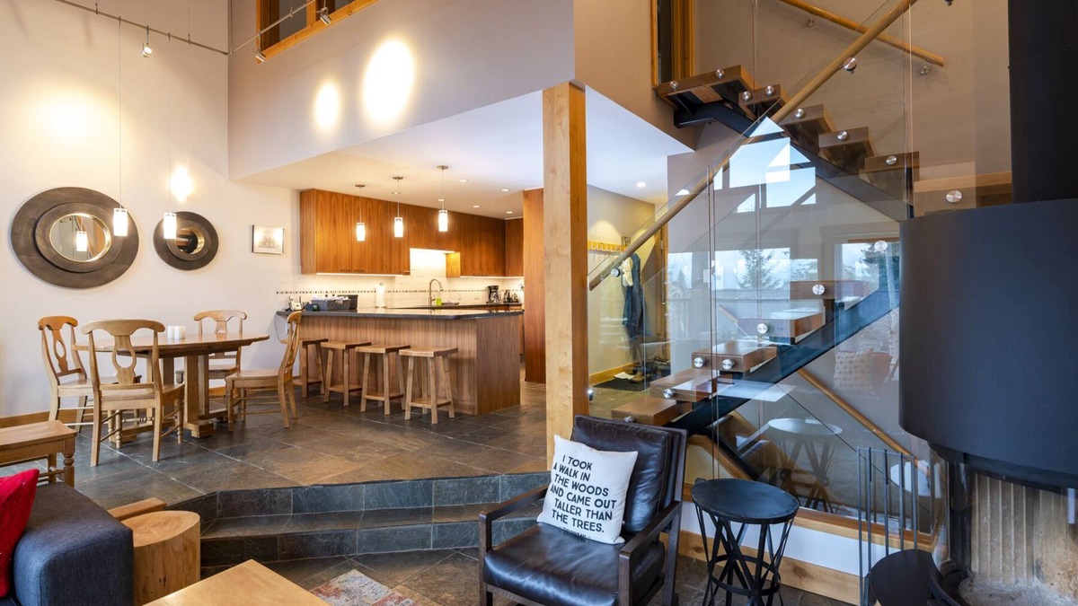 Upper Village Ski Chalet | NYE rent 4-Stay 5. Hot Tub on Village Run-TRULY Slopeside-Luxury, Amazing Views.