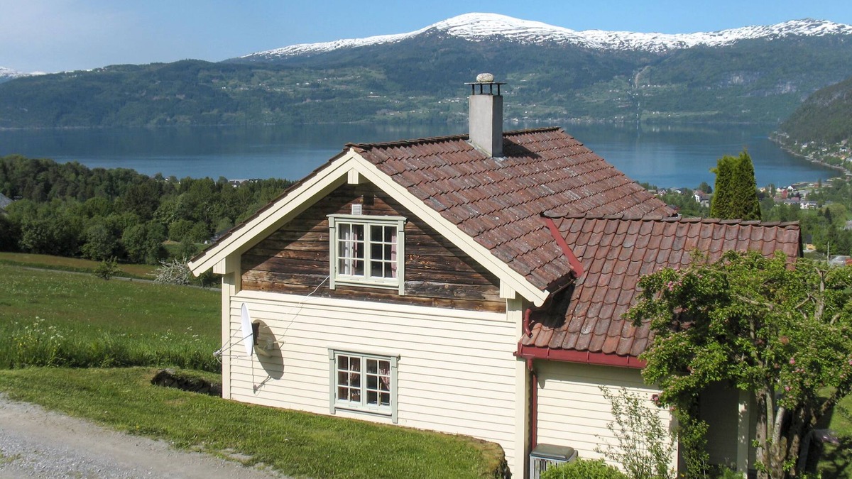 Innvik House | Nystova by Interhome