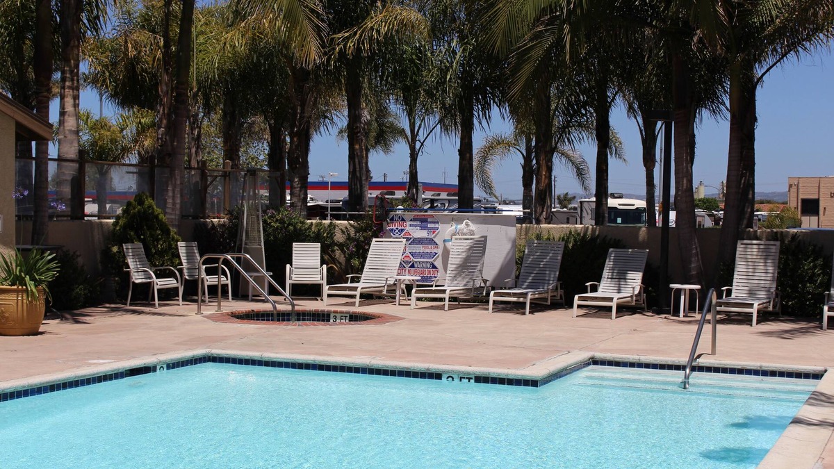 Lompoc Hotel | O'cairns Inn & Suites