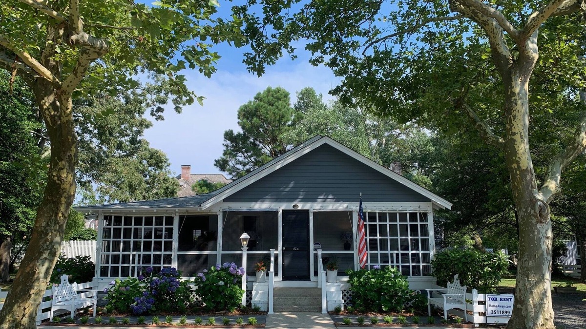 The Pines House | Oak Cottage ~ Half Block to the Beach ~ 4 Bedrooms ~ Sleeps 10 ~ Huge Porch