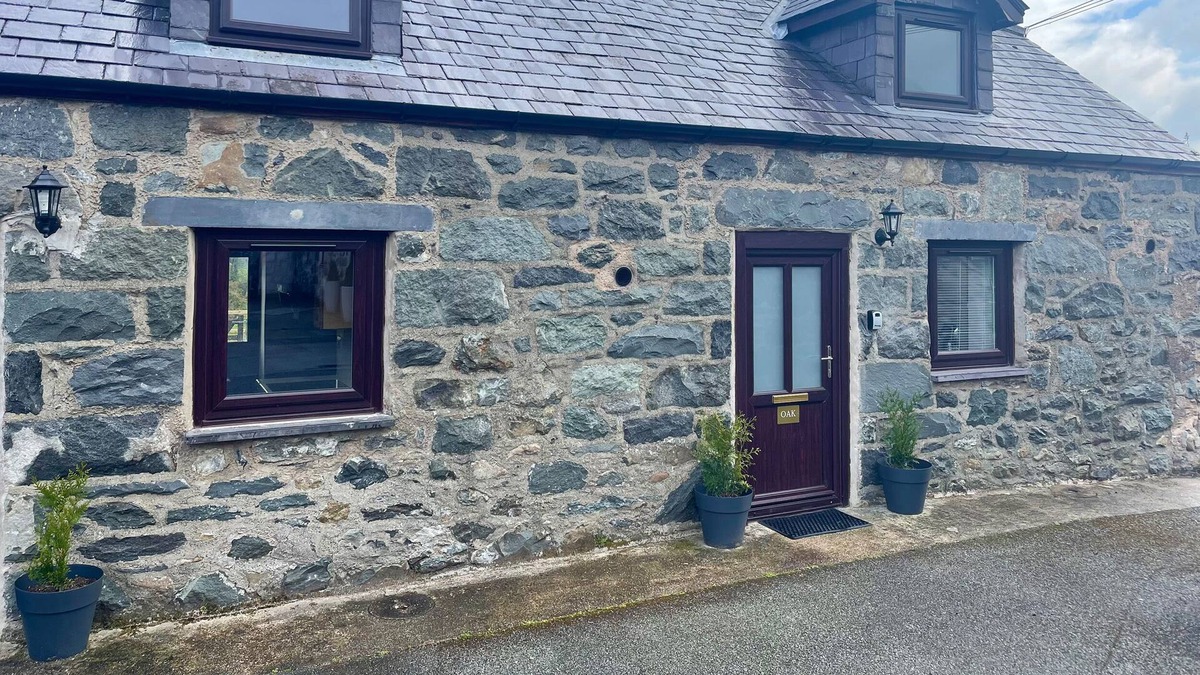 Henryd Cottage | OAK COTTAGE, romantic, character holiday cottage in Conwy