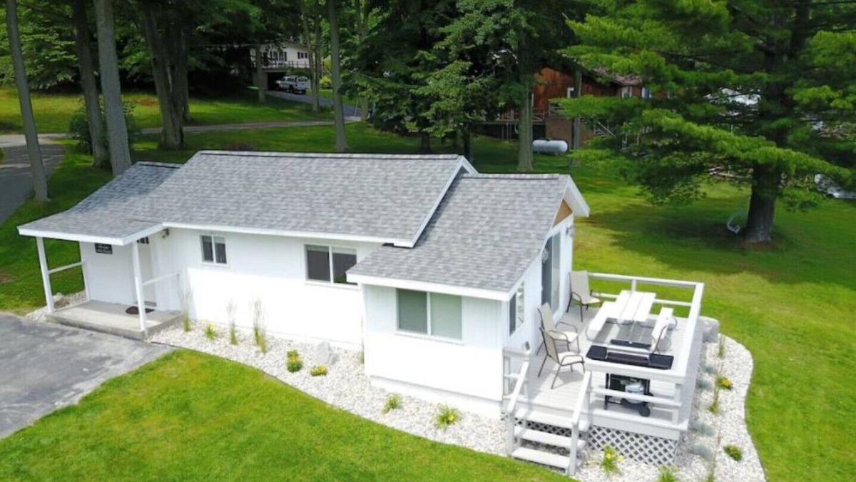 Ludington Cottage | OAK - Grace Landing Cottages With Stunning Sunsets Over Hamlin Lake