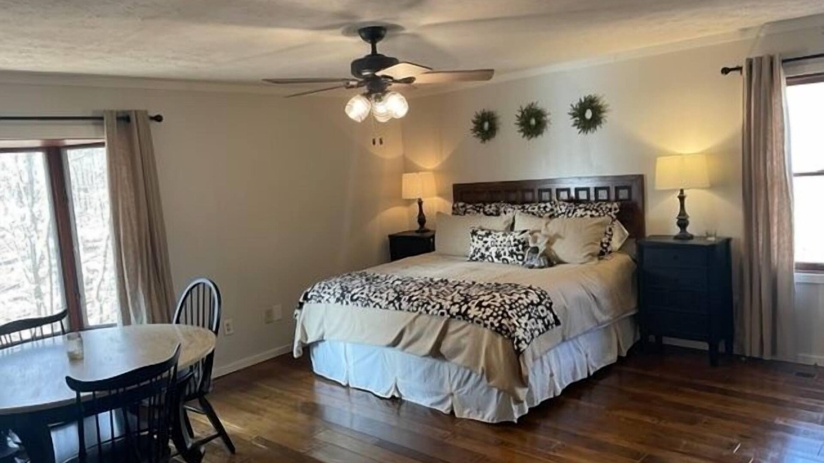 Morgantown Cabin | Oak Haven 1827 Cabin Rental