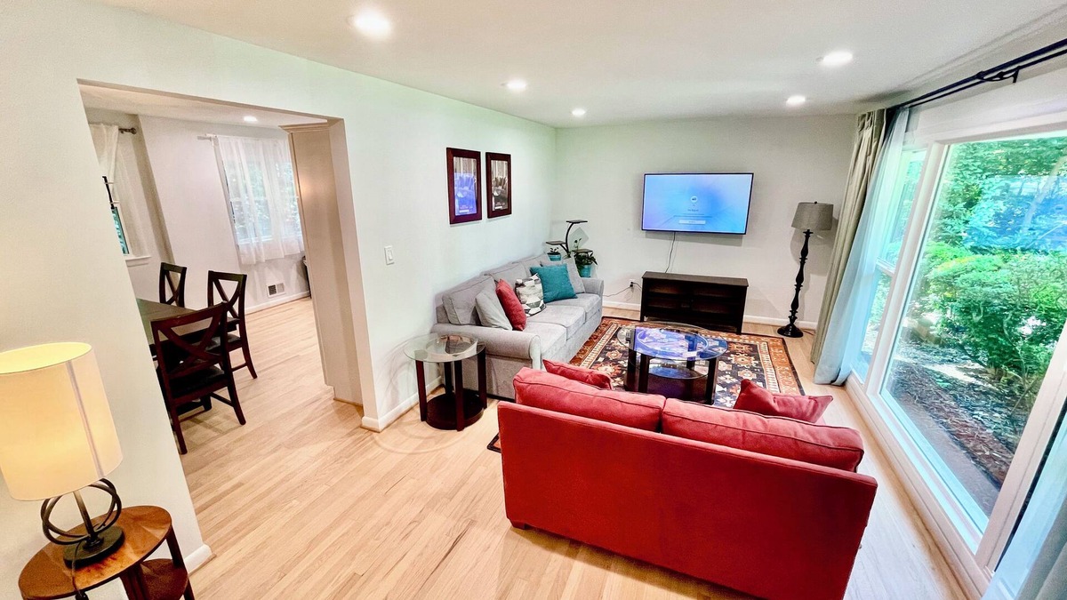 Silver Spring House | Oak House: Newly Remodeled Luxury Home Close to DC