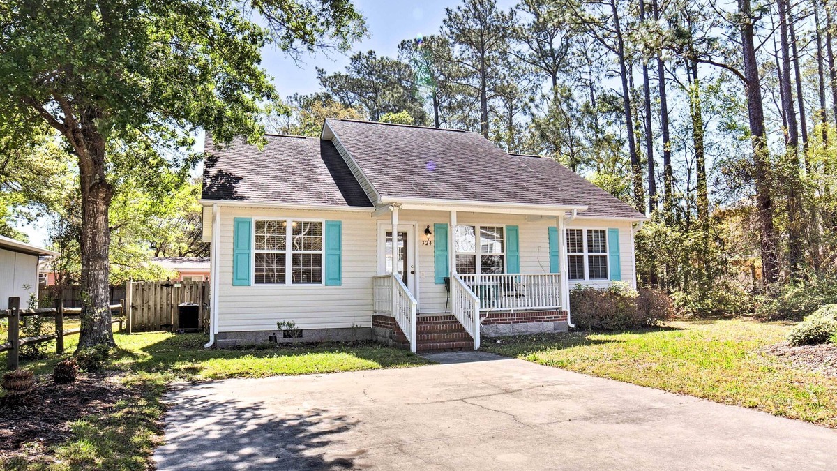 Tranquil Harbour Cottage | Oak Island Cottage - Walk to Beach & Intracoastal!