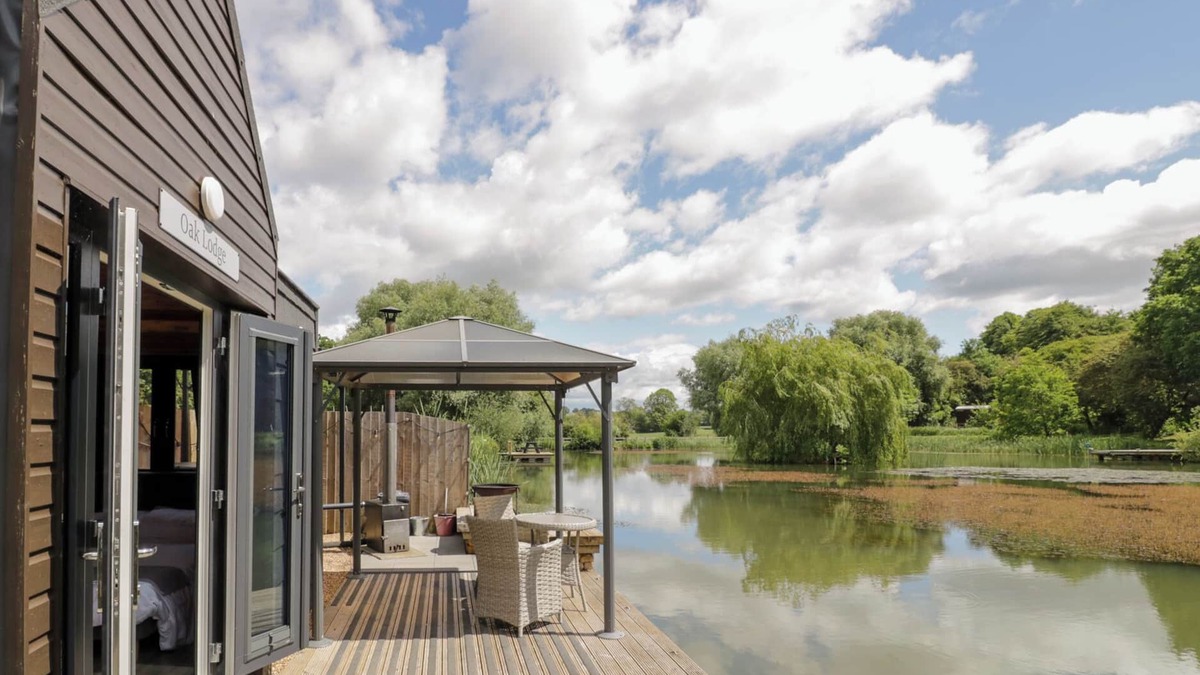 Chacombe Cottage | Oak Lodge At Bridge Lake Farm & Fishery
