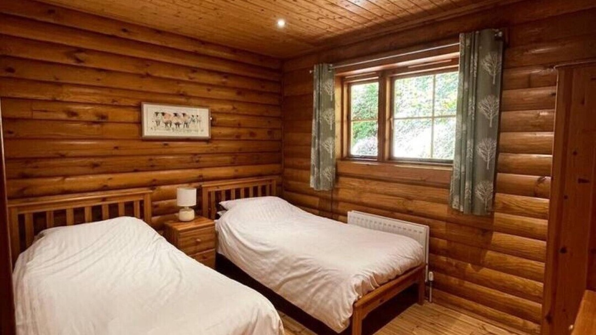 Aymestrey Cabin | 'oak' Log Cabin With hot tub