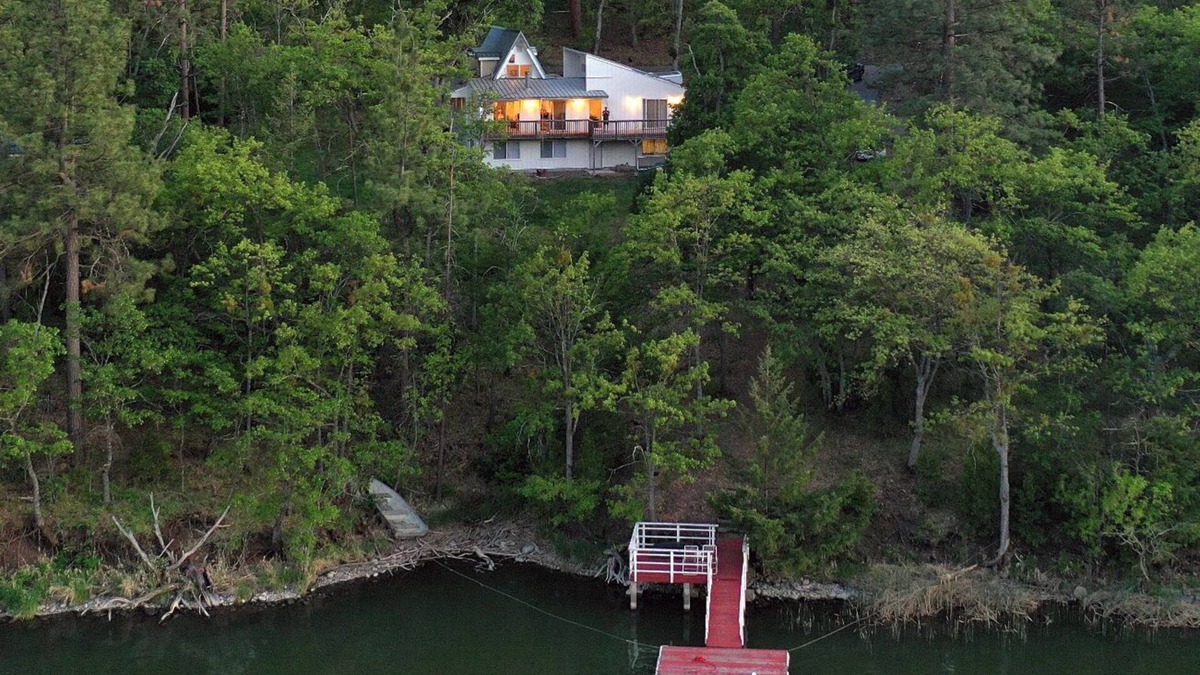 Montague House | Oak Paddle Lodge - Copco Lake A-Frame Cabin Getaway with Boat Dock and Kayaks