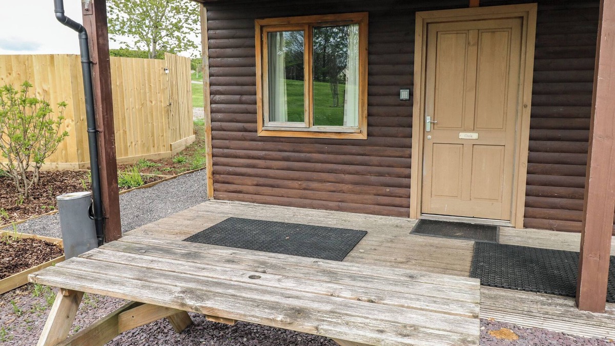 Cowbridge Cottage | OAK, romantic, country holiday cottage, with a garden in Cowbridge