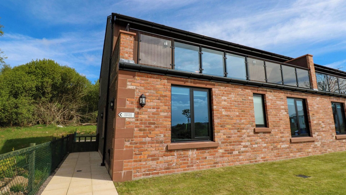 Frizington Cottage | OAK TREE COTTAGE, pet friendly, with a garden in Frizington