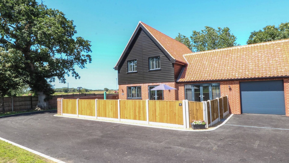 Filby Cottage | OAK TREE HOUSE, 1 HOMESTEAD GARDENS, family friendly in Filby