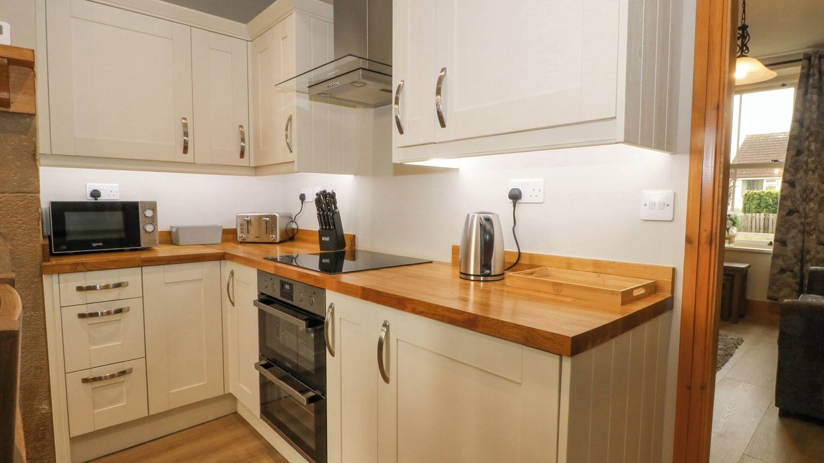Ribchester House | OAK TREE VIEW, pet friendly, character holiday cottage in Ribchester
