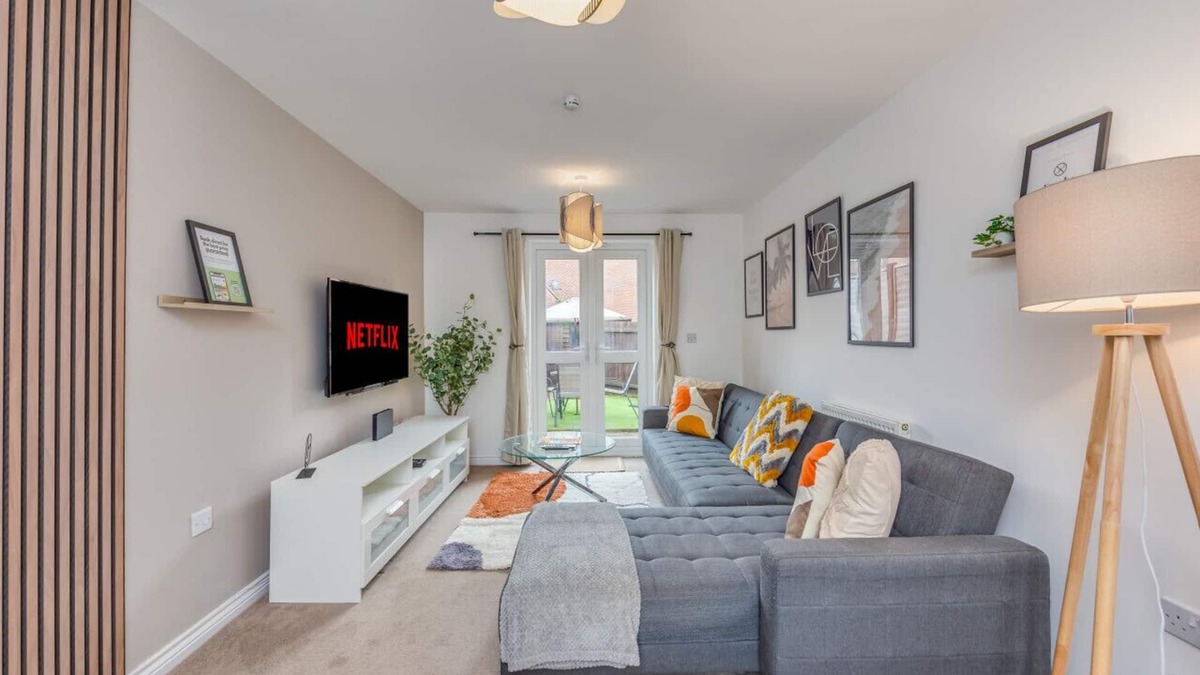 Haversham House | 🌟Oakbridge House with Parking, Garden & Smart TV🌟